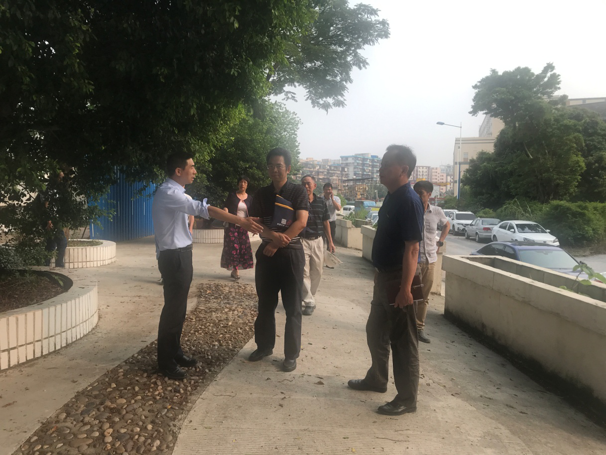 （圖：西村街領(lǐng)導(dǎo)班子在悅匯城項目附近現(xiàn)場實地考察交通情況）