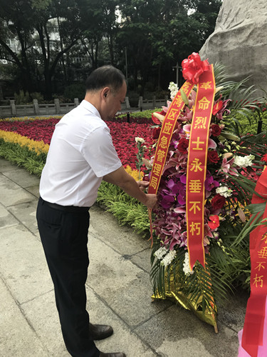 圖3:向先烈敬獻(xiàn)花籃