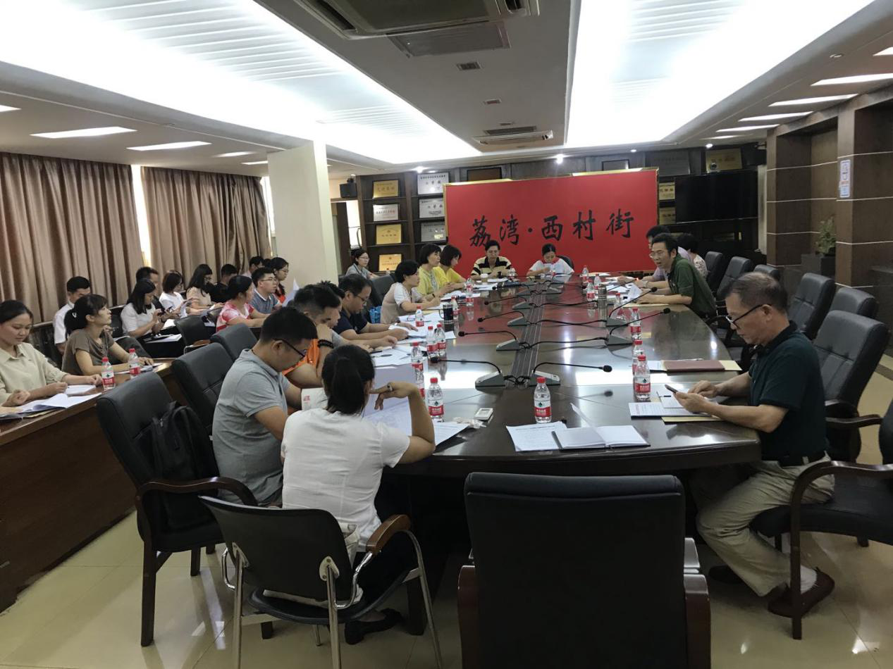 （圖：西村街黨工委書記李小平同志作“不忘初心、牢記使命”主題教育黨課輔導(dǎo)）