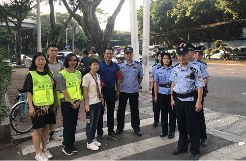 （圖：昌華街黨工委副書記鄭先念帶隊(duì)走進(jìn)轄內(nèi)社區(qū)開展“不忘初心、牢記使命” 主題平安宣傳活動(dòng)）
