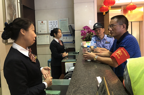 （圖：昌華街黨工委副書記鄭先念帶隊(duì)走進(jìn)轄內(nèi)社區(qū)開展“不忘初心、牢記使命” 主題平安宣傳）