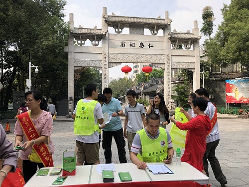 （圖：昌華街結合“不忘初心、牢記使命”主題教育學習活動組織回社區(qū)報到在職的黨員參加志愿服務活動中）