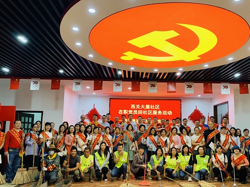 （圖：昌華街西關(guān)大屋社區(qū)龐大的黨員志愿者服務(wù)團(tuán)隊(duì)在黨群服務(wù)中心合影）