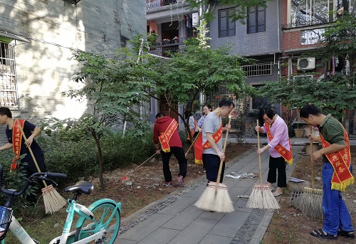 （圖：在職黨員們深入昌華街西關(guān)大屋社區(qū)街巷內(nèi)清掃路面和清除垃圾死角，切實(shí)保障市民身心健康）
